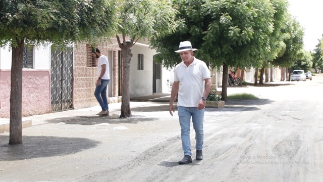 Prefeito de Patos faz visita às ruas que ficaram alagadas durante a última chuva e busca soluções para evitar transtornos - OUÇA