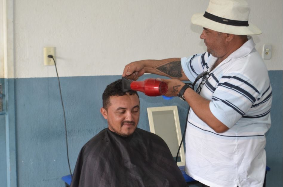 Servidores, garis e prestadores de serviços da Secretaria de Serviços Públicos em Patos terão corte de cabelo gratuito