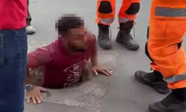 Vídeo: Homem é encontrado em bueiro após ameaçar a ex e é preso pela polícia, em MG