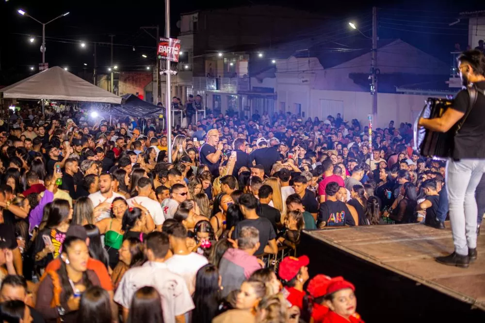 João Pedro de Cacimba de Areia leva multidão de forrozeiros a praça de eventos
