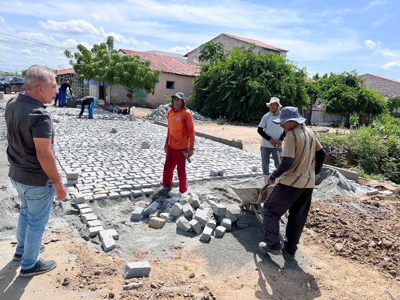 Prefeitura de Patos realiza pavimentação no trecho que liga Luar de Angelita ao Novo Horizonte -OUÇA 