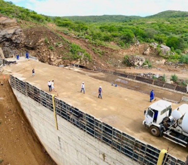 João Azevêdo destaca avanço da construção da barragem de Porcos; obra garantirá água nos próximos 30 anos em Pedra Lavrada e região