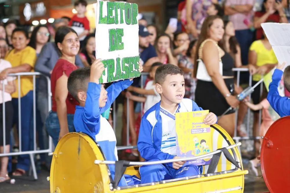 Com retorno das escolas municipais, desfile da Independência do Brasil leva centenas de pessoas às ruas de Patos