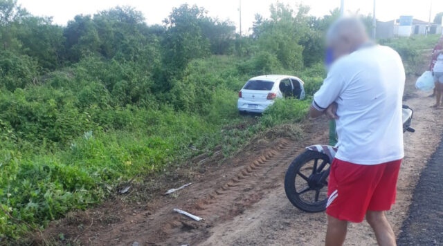 Homem tem perna decepada após colisão envolvendo carro e moto, no sertão da PB