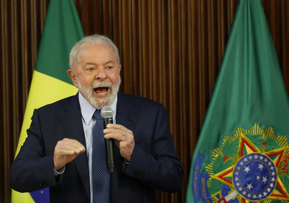 Governo Lula decide voltar com 75% de tributos sobre gasolina e mudar distribuição de dividendos da Petrobras