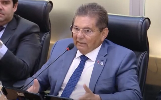 Adriano Galdino questiona Cartaxo por, mesmo sendo base de João, ‘viver’ criticando aliado do governador na ALPB