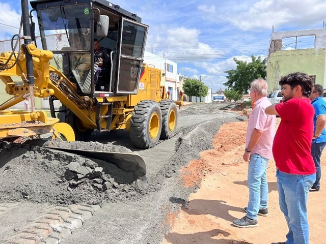 Prefeitura de Patos inicia pavimentação asfáltica na rua Dom Pedro II e Beltrano de Azevedo
