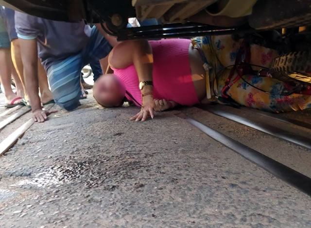 Vídeo: Mulher fica ferida em acidente envolvendo caminhão e bicicleta na cidade de Sousa