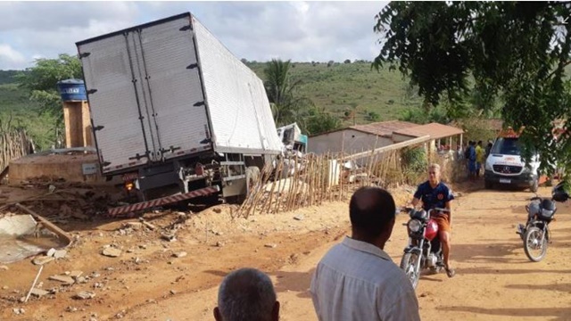 Caminhão desgovernado invade casa, atinge moradores e idoso fica gravemente ferido