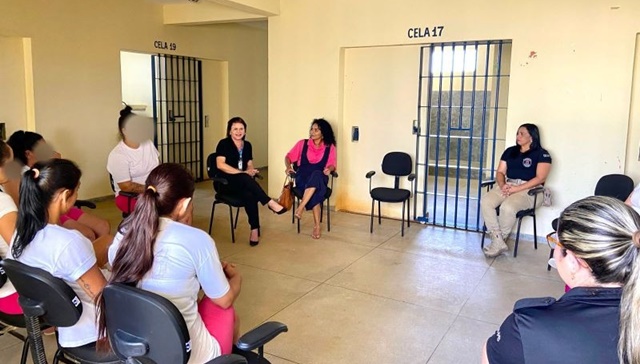 Secretaria Executiva de Políticas para a Mulher participa de roda de conversa no Presídio Feminino de Patos