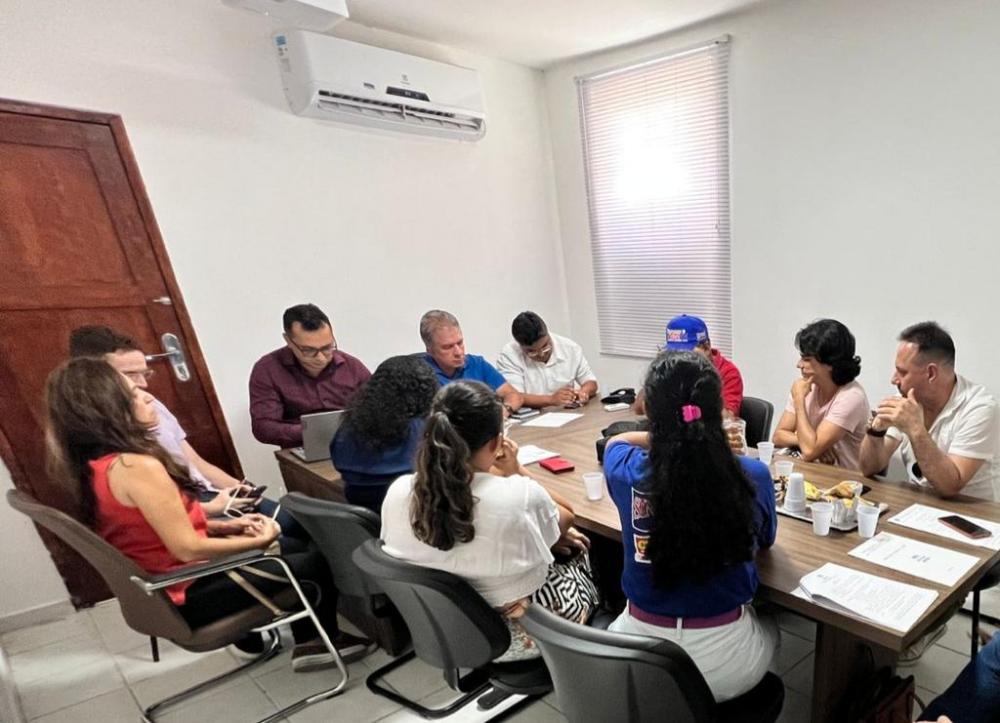 Prefeito de Patos garante manter isonomia entre servidores e encaminhará projetos de lei à Câmara para reajuste salarial de 46 categorias