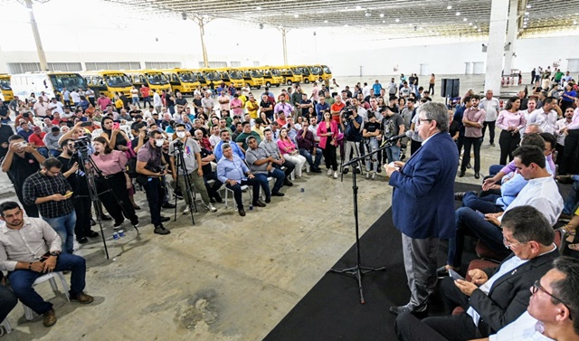 João Azevêdo entrega ônibus escolares e destaca importância do investimento para garantir frequência escolar dos alunos