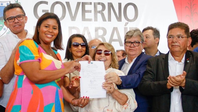 Deputada garante R$ 1,3 milhão em investimentos para educação - ouça