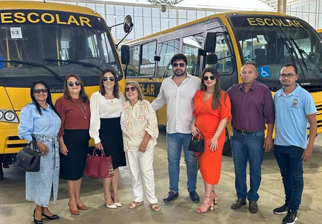 Prefeitura de São José do Bonfim recebe novo ônibus escolar para a frota do município.