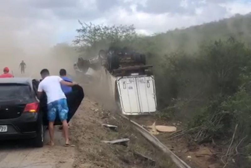 Corpo é encontrado embaixo de caminhão tombado em acidente no Agreste, da PB