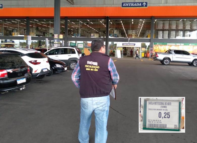 Supermercados são autuados por cobrança de sacolas sustentáveis em João Pessoa