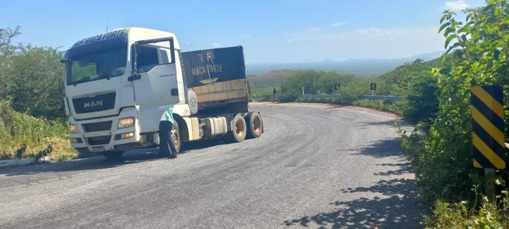 Carreta com ração animal, tem problemas mecânicos na serra do Teixeira e transito na serra fica lento