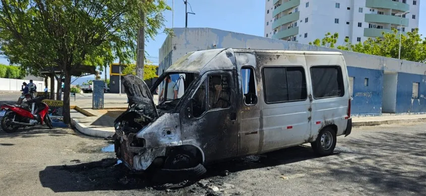 Van de empresa de calçados pega fogo em Patos
