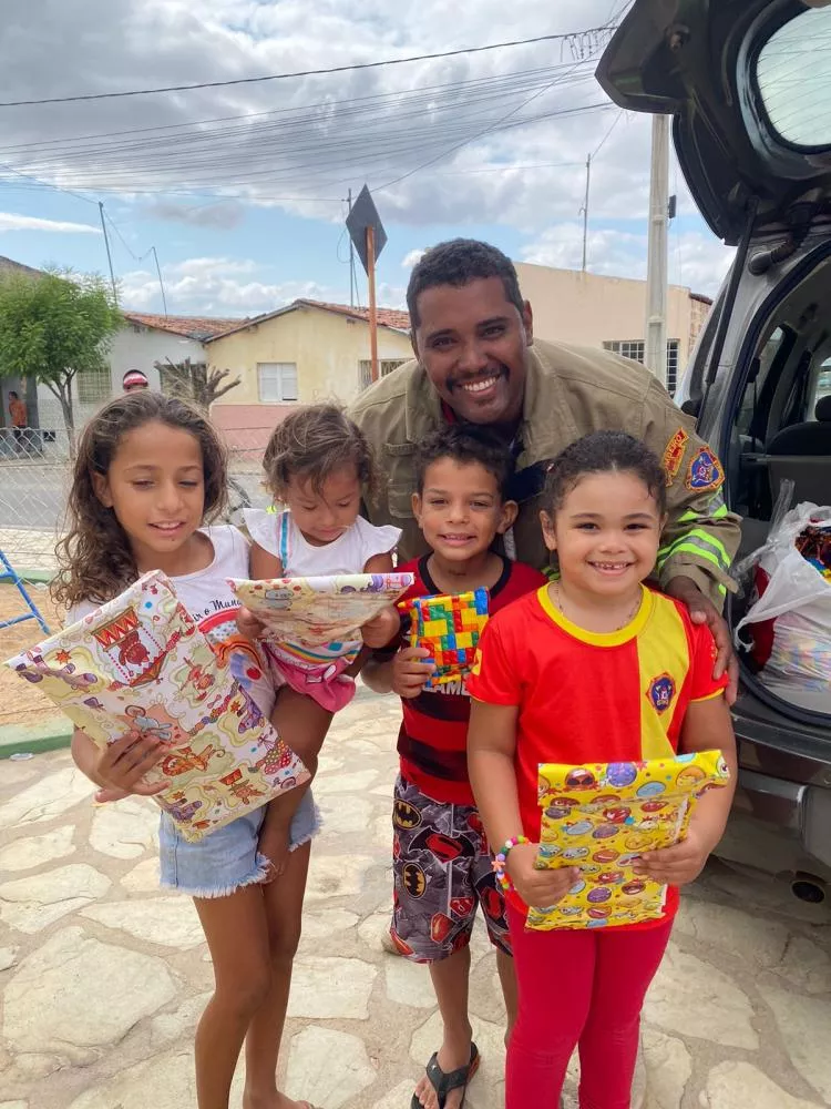Bombeiros Civis da LOBO FIRE realizam ação solidária com distribuição de presentes para crianças carentes em Patos