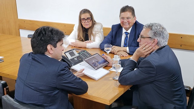 Deputados Murilo e Adriano Galdino pedem a ministro que a conclusão da Adutora do Pajeú seja prioridade. Redenção hídrica beneficiará região de Teixeira