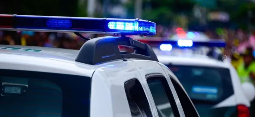 Homem é apedrejado até a morte após matar esposa a facadas em praça pública