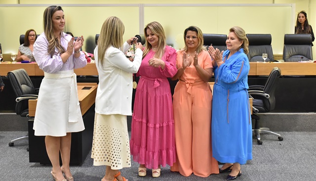 Primeira-dama é homenageada na ALPB e ressalta conquistas femininas