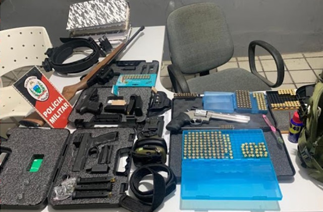 Operação realizada entre Policia Militar e Polícia civil (DRACO) apreendem na noite desta quarta-feira, grande quantidade de material bélico