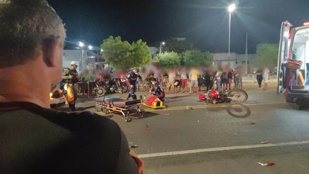 Colisão envolvendo Moto e Carro, deixa uma pessoa gravemente ferida na noite dessa segunda-feira (14) em Patos