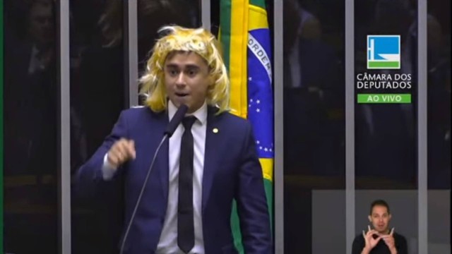 Nikolas Ferreira põe peruca e prega contra feminismo no Dia da Mulher