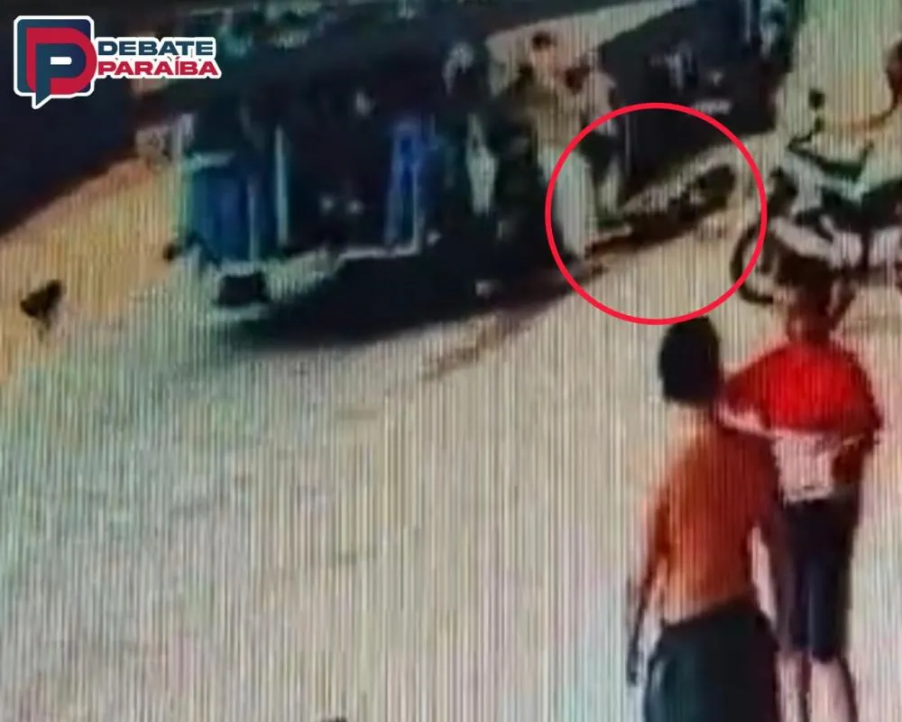 Vídeo: Mulher fica ferida após ser atropelada por caminhão da coleta de lixo, no município de Sousa