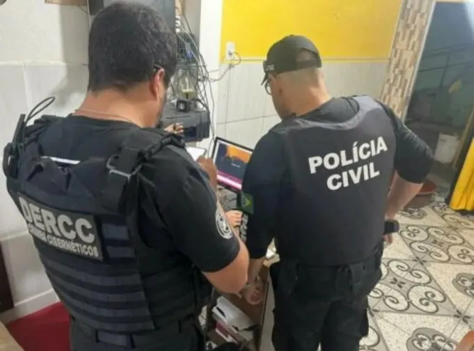 VÍDEO: Polícia Civil cumpre mandados de busca e apreensão em casas de adolescentes suspeitos de planejar massacre escolar em Sousa.