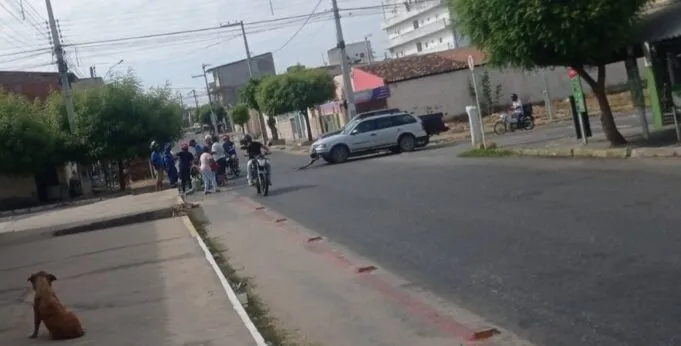 Duas mulheres ficam feridas em colisão envolvendo carro e moto em Patos