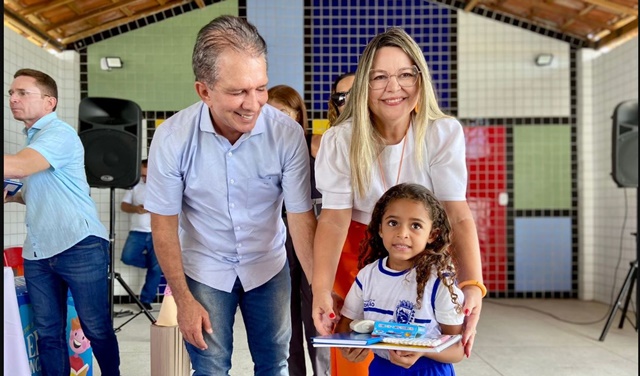 Educação municipal entrega fardamento e material didático na escola de tempo integral no Campo Comprido 