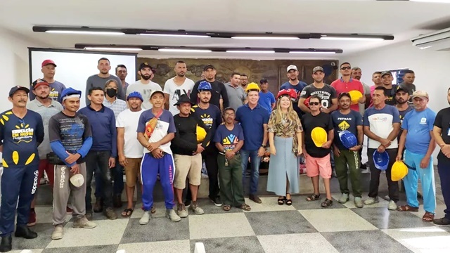 Prefeitura de Patos entrega novos EPI's para servidores e auxiliares de serviços gerais da Educação