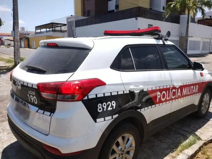 Polícia Militar cumpre mandado de prisão contra mulher acusada de tráfico de drogas em Patos 