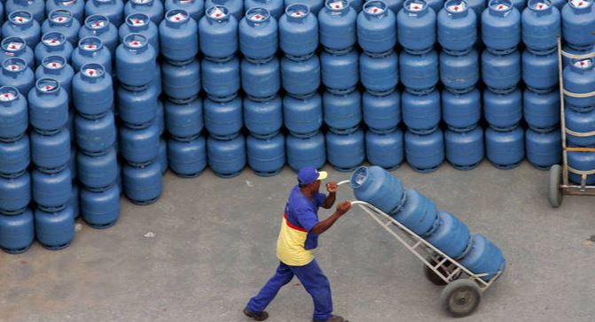 Gás de cozinha está 5,2% mais barato nas refinarias a partir de hoje