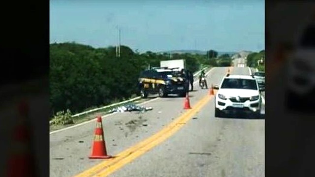 Acidente envolvendo um carro e uma carroça deixa um morto na BR-361, próximo a Catingueira; veja