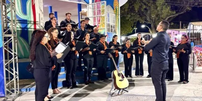 Durante Feirinha de Artesanato, Coral Municipal de Patos encanta o público presente em mais uma noite da Programação Cultural