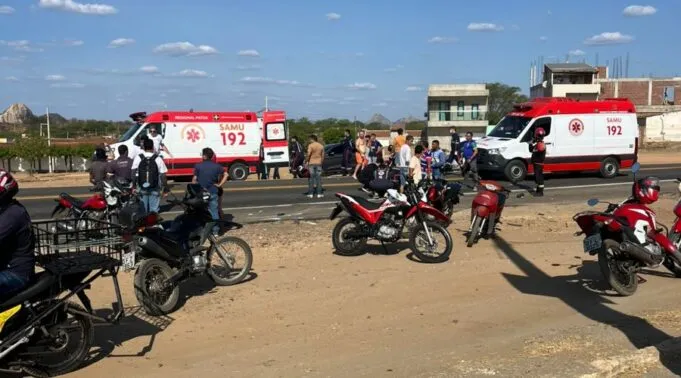 Bebê de sete meses, mulher e homem ficam gravemente feridos em acidente envolvendo duas motos em Patos