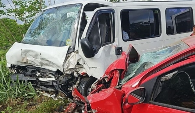 Acidente entre carro e van deixa mais de 15 feridos na manhã deste domingo(12/03)