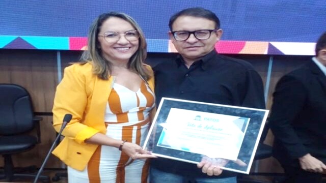 Desenhista Aurélio Gomes recebe Voto de Aplauso da Câmara de Patos pelo lançamento da obra “Dois Nordestinos do Ritmo”