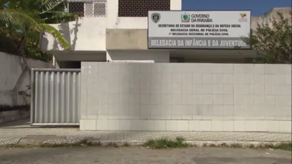 Homem que teria estuprado criança é esfaqueado na frente de delegacia, na PB; irmão da vítima é suspeito
