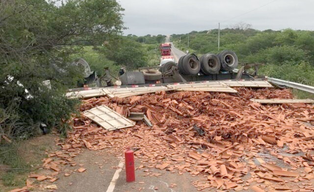 Carreta carregada com telhas tomba entre Teixeira e Desterro e trânsito precisa ser desviado