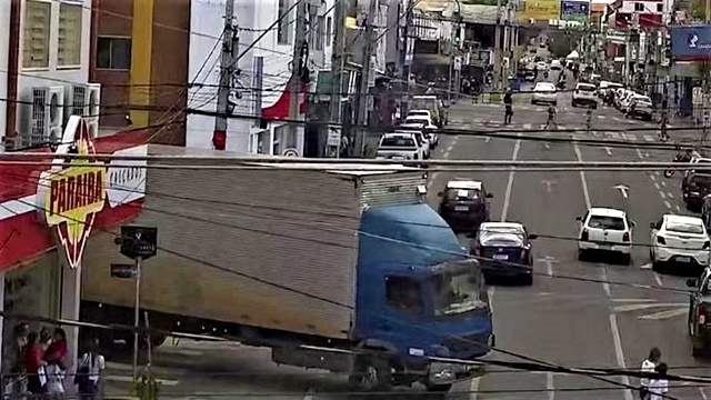 Câmeras de Monitoramento flagram imprudência gravíssima de motorista de caminhão