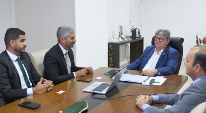 João Azevêdo recebe dirigente da Neoenergia, empresa responsável pelo Parque Eólico que terá o presidente Lula em sua inauguração dia 22