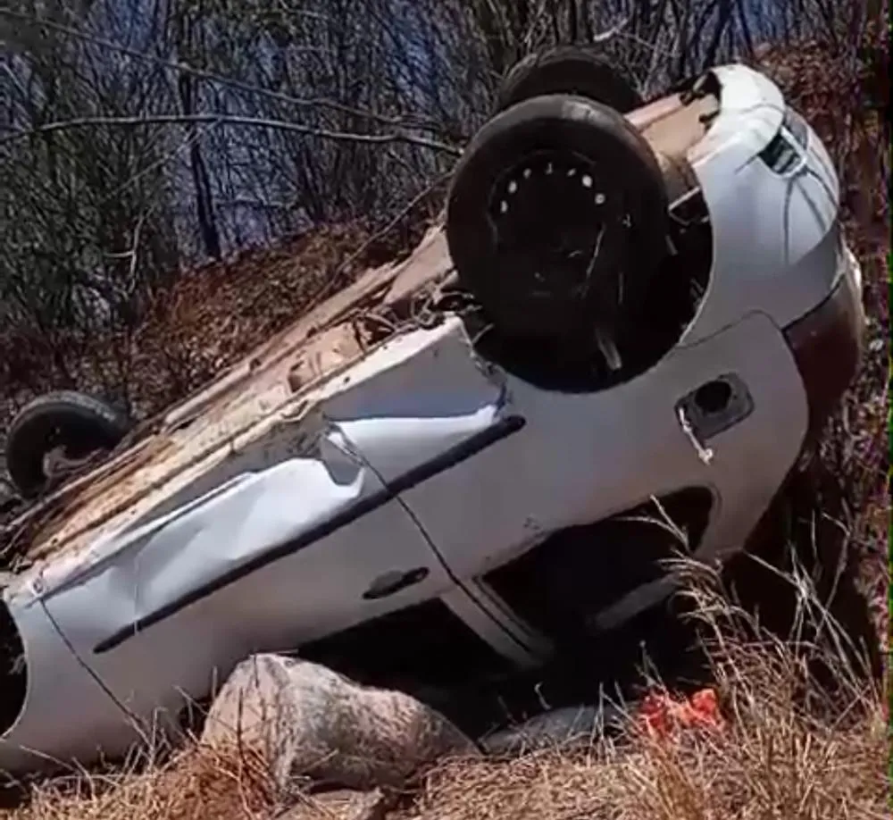 Grávida é socorrida para a Maternidade Dr. Peregrino filho após capotamento de carro com princípio de incêndio na Serra do Teixeira 