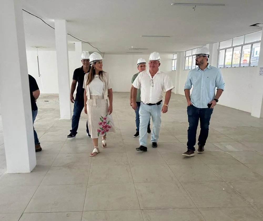Em visita às obras do Teatro Municipal, Prefeito projeta entrega do equipamento cultural para o próximo ano