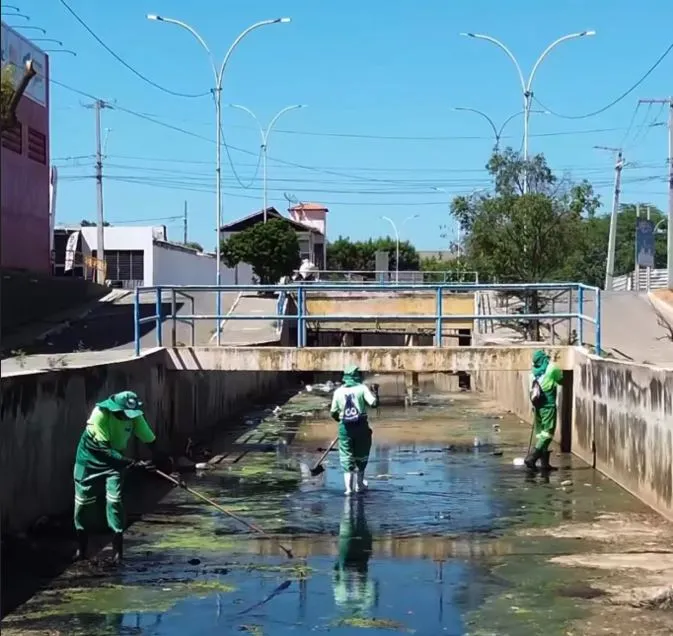 Prefeito em exercício acompanha serviços de limpeza e manutenção dos canais de águas pluviais de Patos
