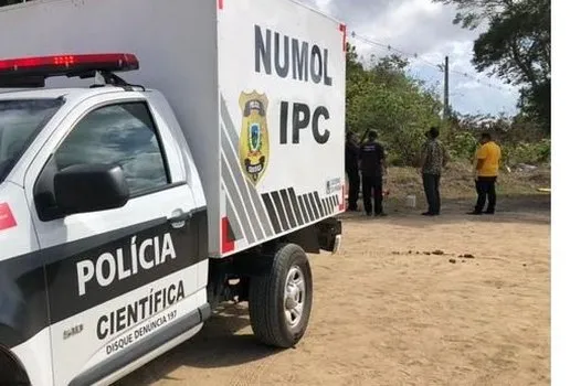 Idoso é assassinado com tiros na cabeça no quintal da própria casa