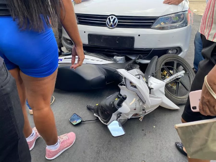 Colisão envolvendo carro e moto no centro de Patos, deixa mulher ferida com ferimentos na cabeça e nas pernas 